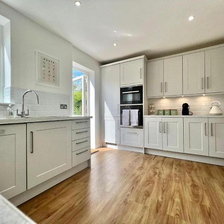 Family Home In Hampshire - Sleeps Up To 9 People With 3 Parking Spaces Winchester Esterno foto