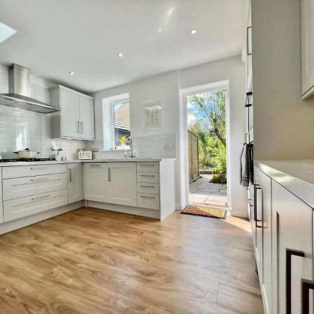Family Home In Hampshire - Sleeps Up To 9 People With 3 Parking Spaces Winchester Esterno foto