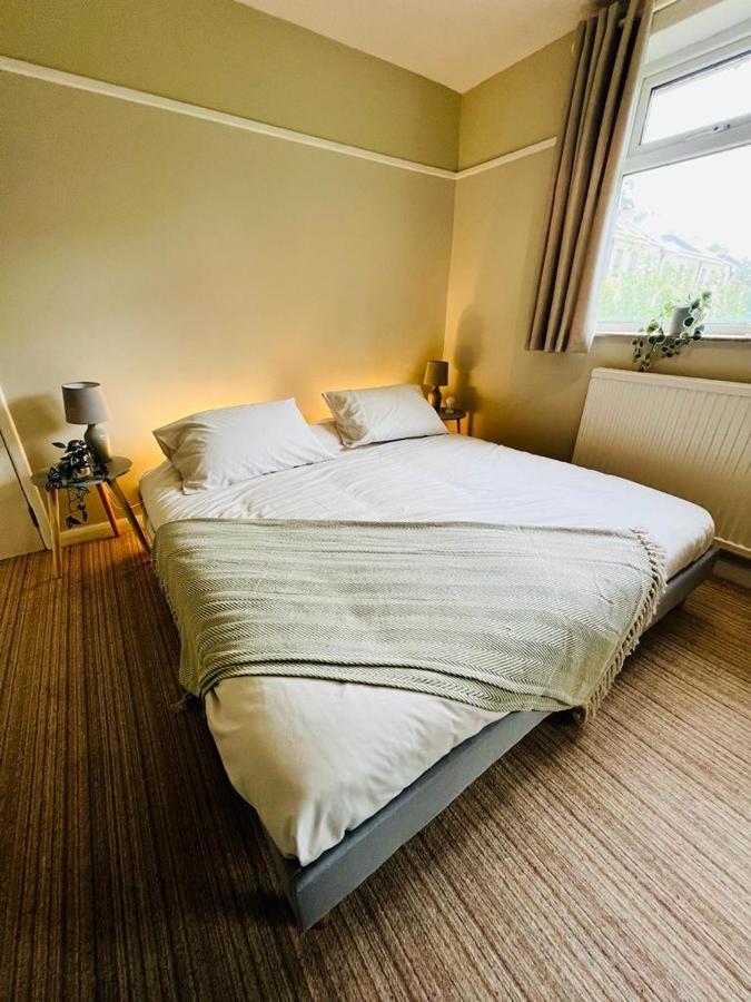 Family Home In Hampshire - Sleeps Up To 9 People With 3 Parking Spaces Winchester Esterno foto