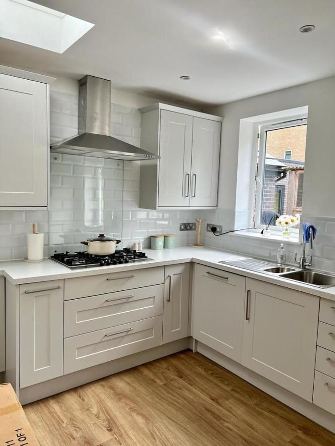 Family Home In Hampshire - Sleeps Up To 9 People With 3 Parking Spaces Winchester Esterno foto