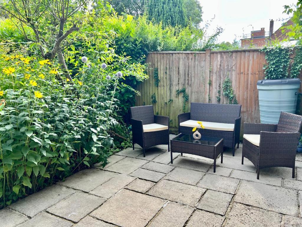Family Home In Hampshire - Sleeps Up To 9 People With 3 Parking Spaces Winchester Esterno foto