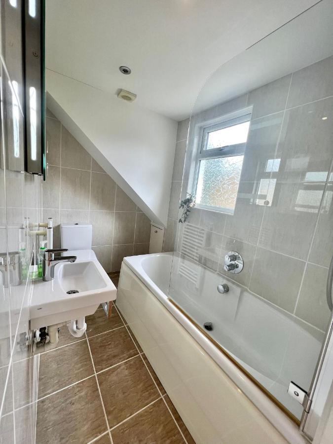 Family Home In Hampshire - Sleeps Up To 9 People With 3 Parking Spaces Winchester Esterno foto