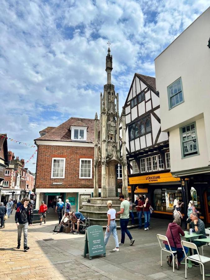 Family Home In Hampshire - Sleeps Up To 9 People With 3 Parking Spaces Winchester Esterno foto
