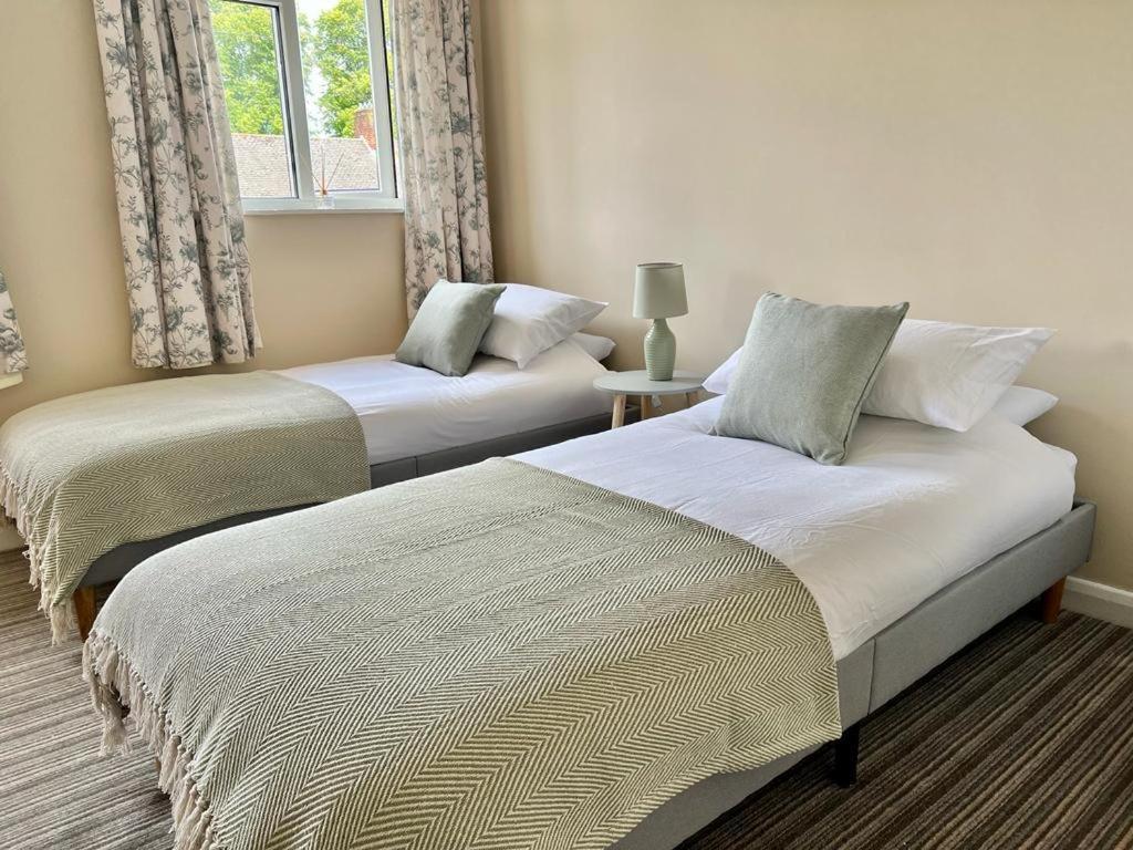 Family Home In Hampshire - Sleeps Up To 9 People With 3 Parking Spaces Winchester Esterno foto