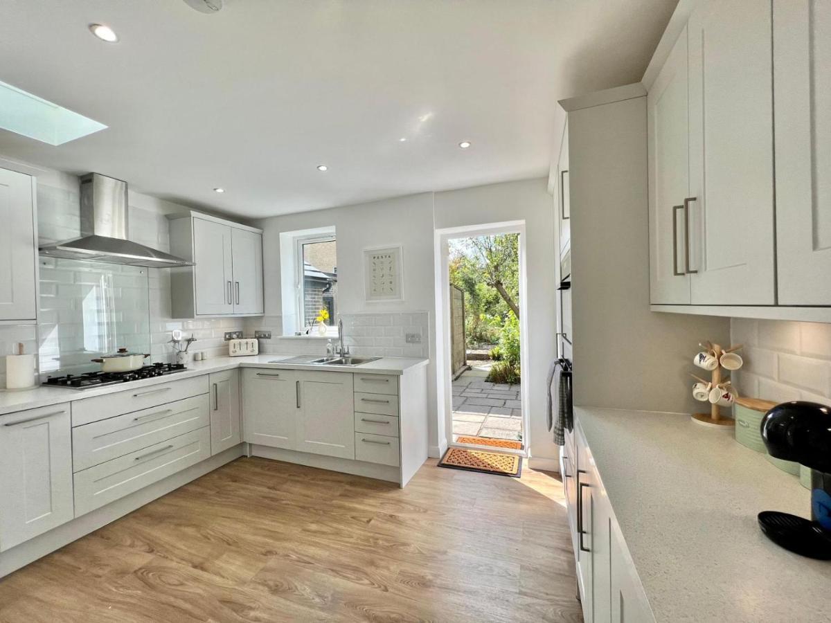 Family Home In Hampshire - Sleeps Up To 9 People With 3 Parking Spaces Winchester Esterno foto