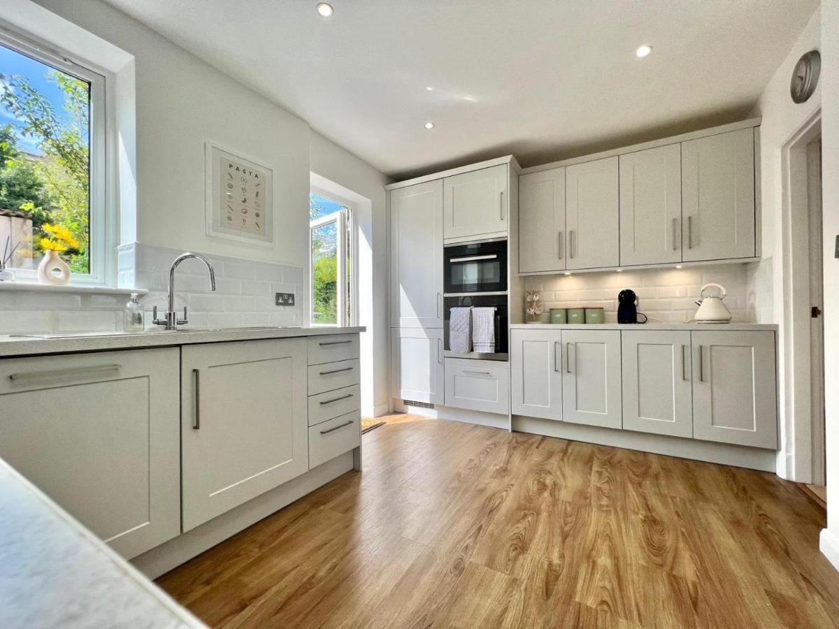 Family Home In Hampshire - Sleeps Up To 9 People With 3 Parking Spaces Winchester Esterno foto
