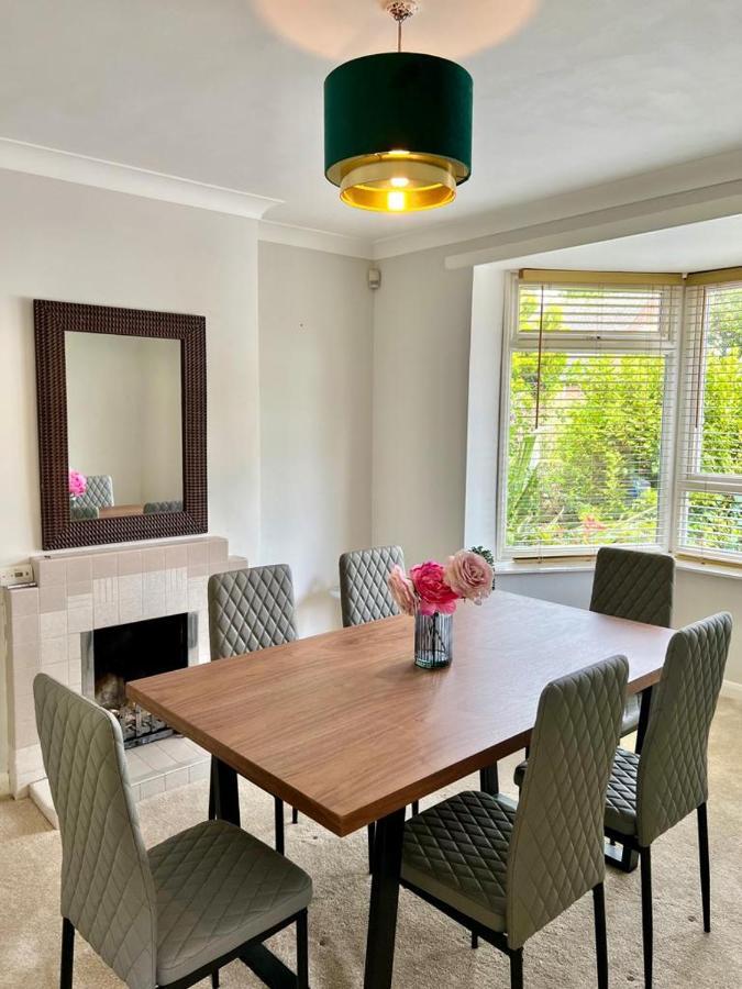 Family Home In Hampshire - Sleeps Up To 9 People With 3 Parking Spaces Winchester Esterno foto