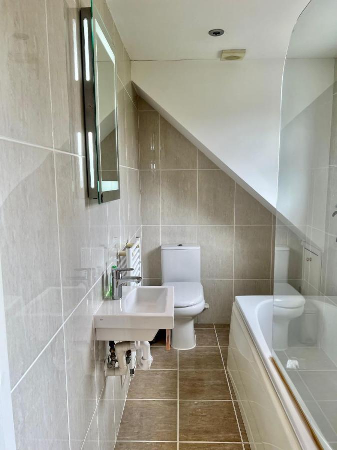 Family Home In Hampshire - Sleeps Up To 9 People With 3 Parking Spaces Winchester Esterno foto