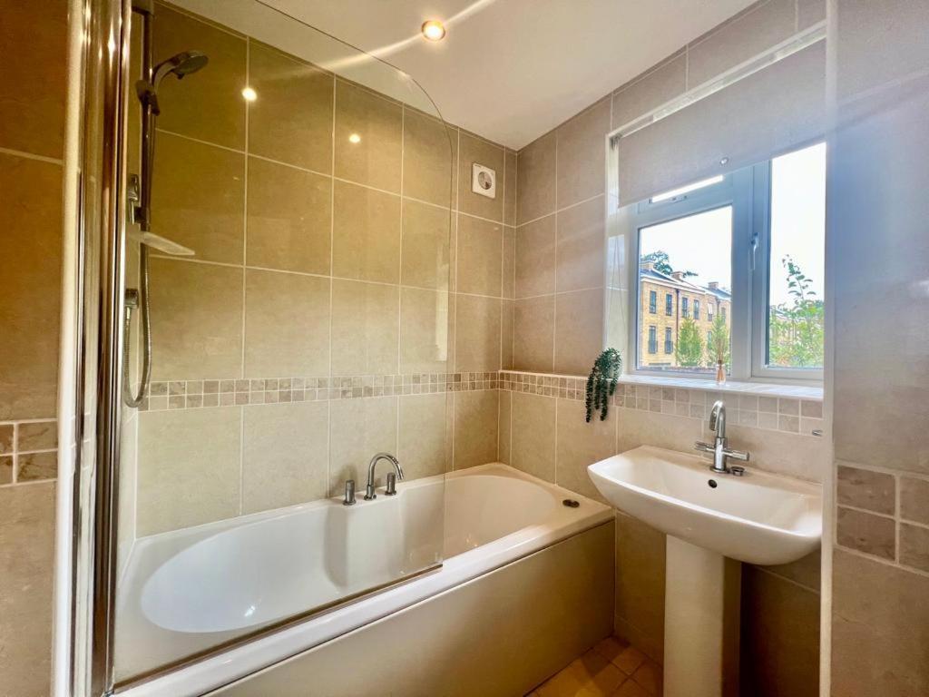 Family Home In Hampshire - Sleeps Up To 9 People With 3 Parking Spaces Winchester Esterno foto