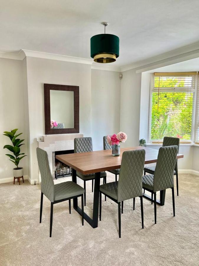 Family Home In Hampshire - Sleeps Up To 9 People With 3 Parking Spaces Winchester Esterno foto