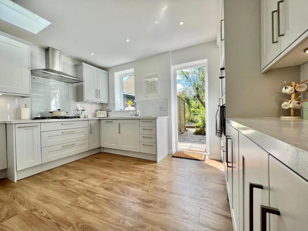 Family Home In Hampshire - Sleeps Up To 9 People With 3 Parking Spaces Winchester Esterno foto